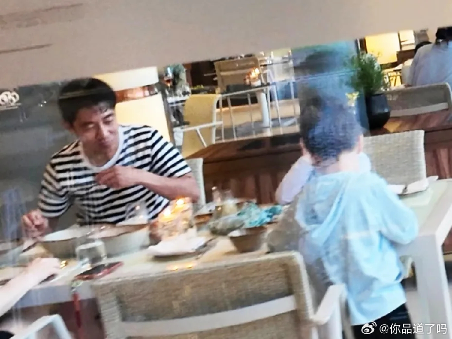 有网友在三亚偶遇撒贝宁，他真的好喜欢来这度假！感觉自从在大侦探没有他之后，听到他