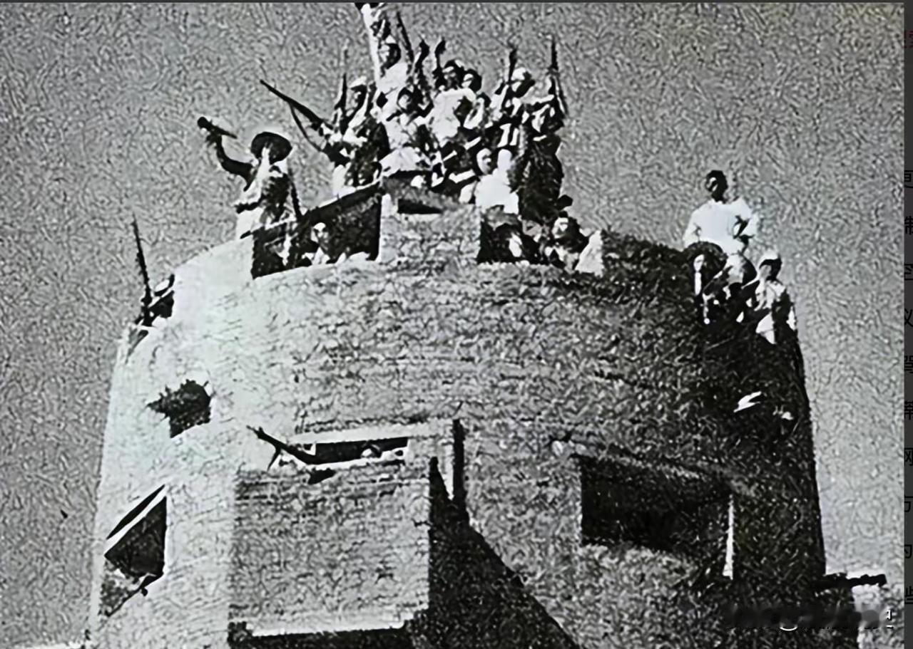 1944年，日军躲在炮楼内，八路军久攻不下，一老农路过，扫了一眼炮楼，却说：“简