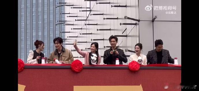 李现剪彩不忘给粉丝拍照 《国色芳华》开播剪彩现场，李现又是拍照又是喊话，粉丝们的