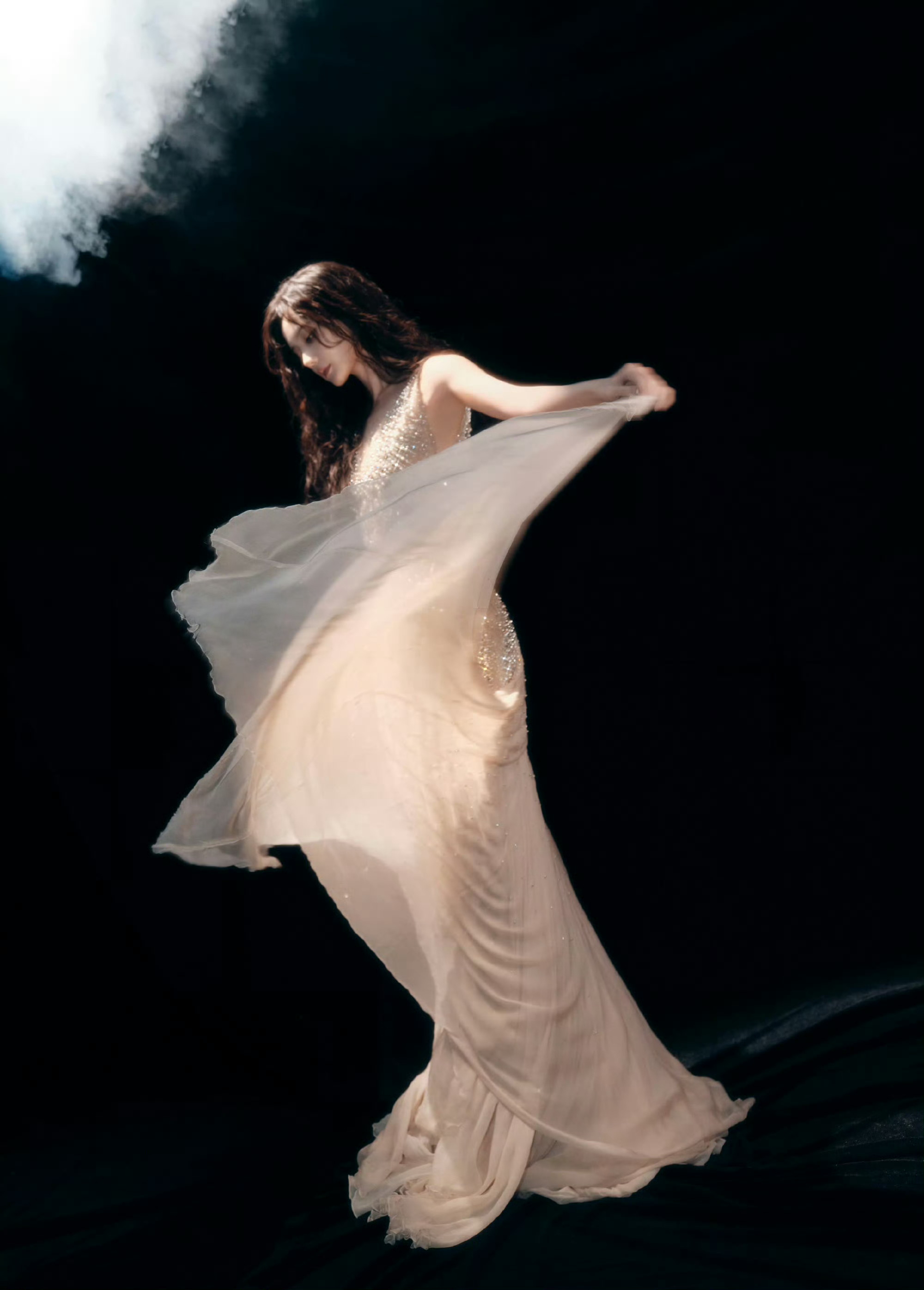 李一桐高定纱裙李一桐亮钻高定纱裙李一桐亮钻高定纱裙，身材比例好绝 