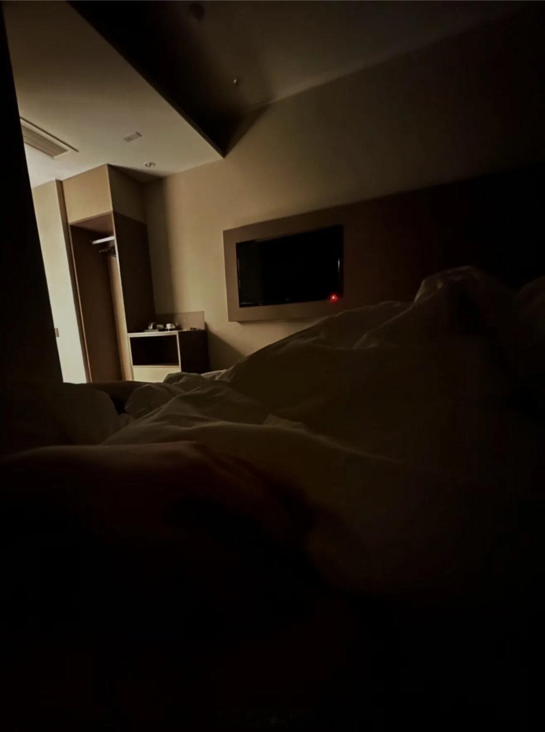 古人讲：十年修得同船渡，百年修得共枕眠。 能睡在一张床上，能成为一家人，真的是前