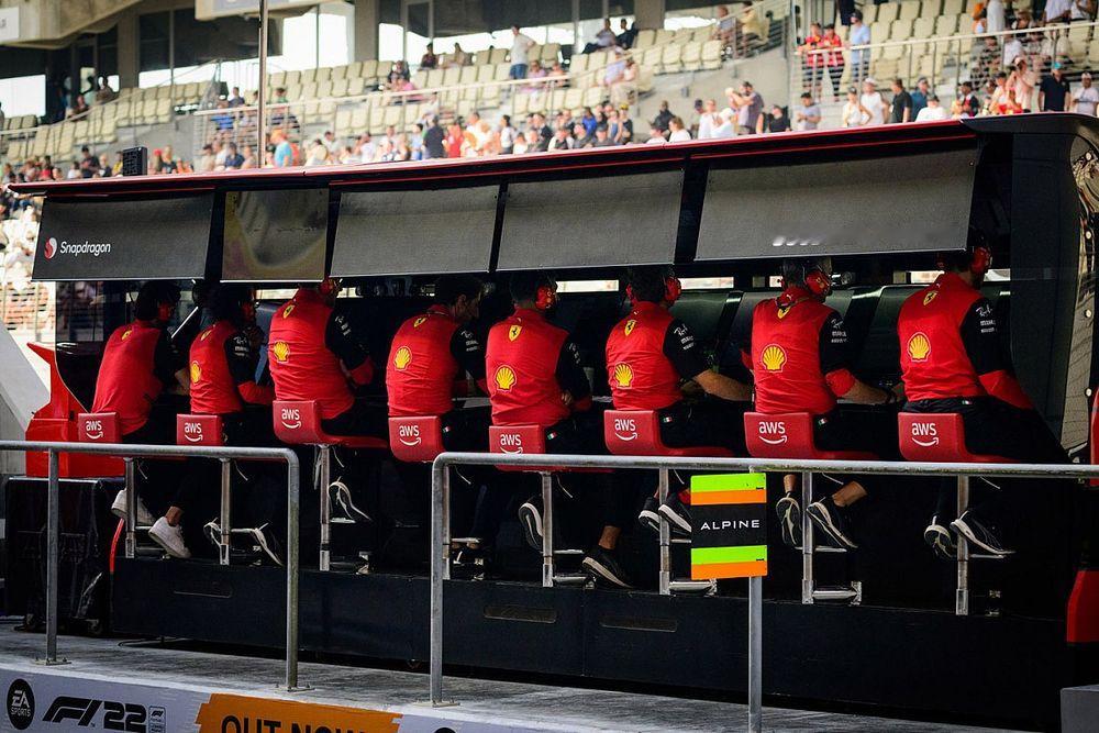 f1 据 Auto_Racer_it 消息，法拉利车队的指挥台（Pit Wall