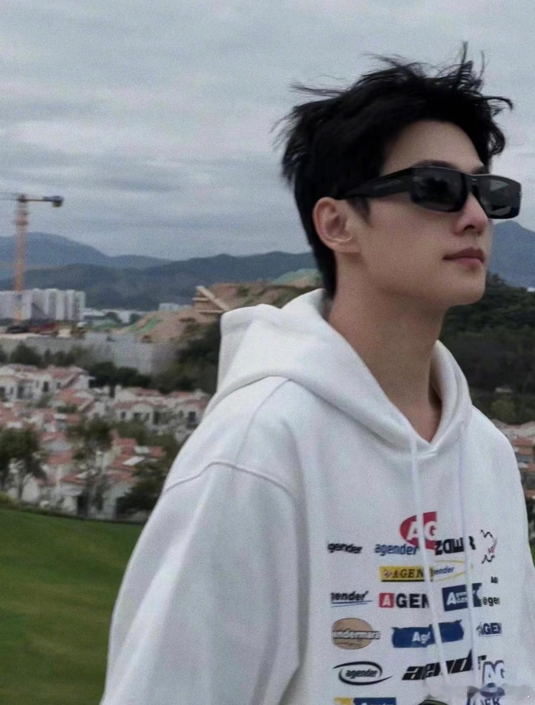 自律➕自信的男人最有魅力秋意来袭，白色连帽卫衣配墨镜，慵懒随性与酷帅融合，不得不