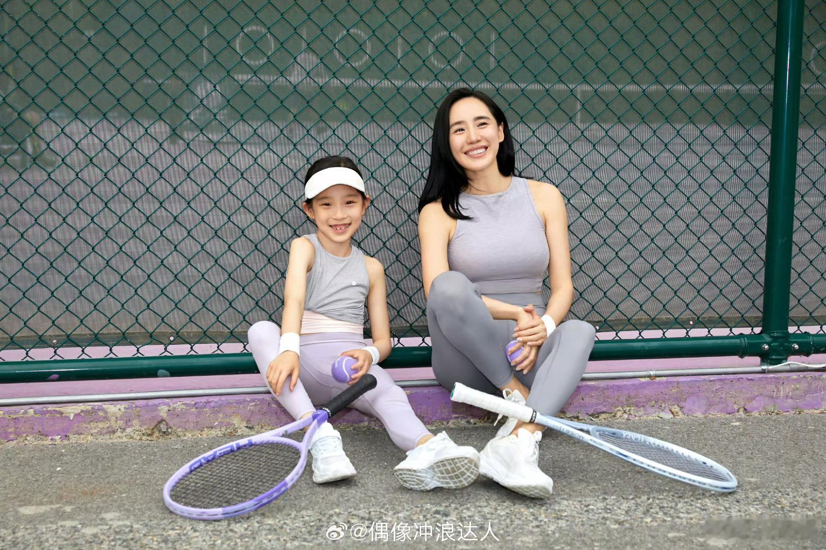 王智带女儿打网球 看王智和小米打球好治愈！妈妈温柔耐心，女儿灵动认真，亲子装还那