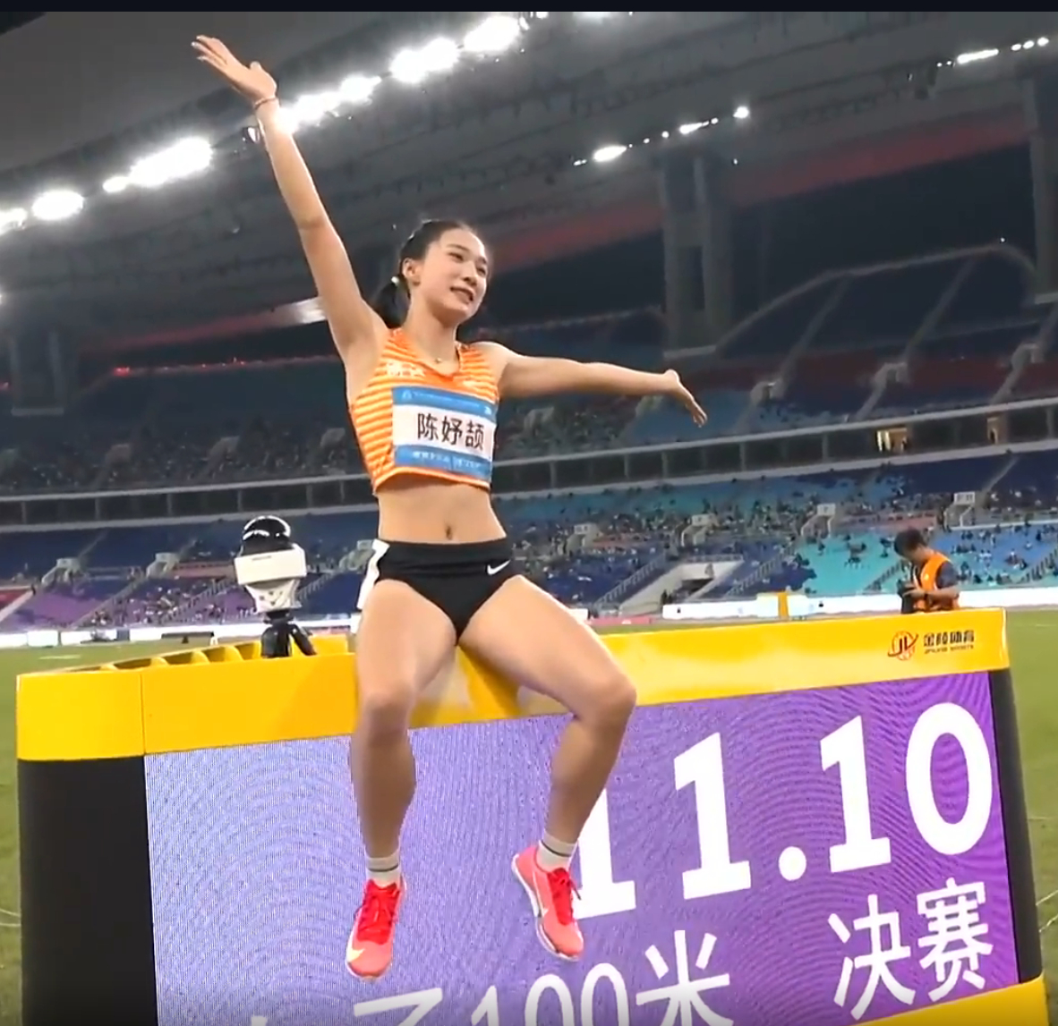 恭喜17岁的陈妤颉11秒10夺得全运会女子百米冠军！老将韦永丽获得第二名，泪洒赛