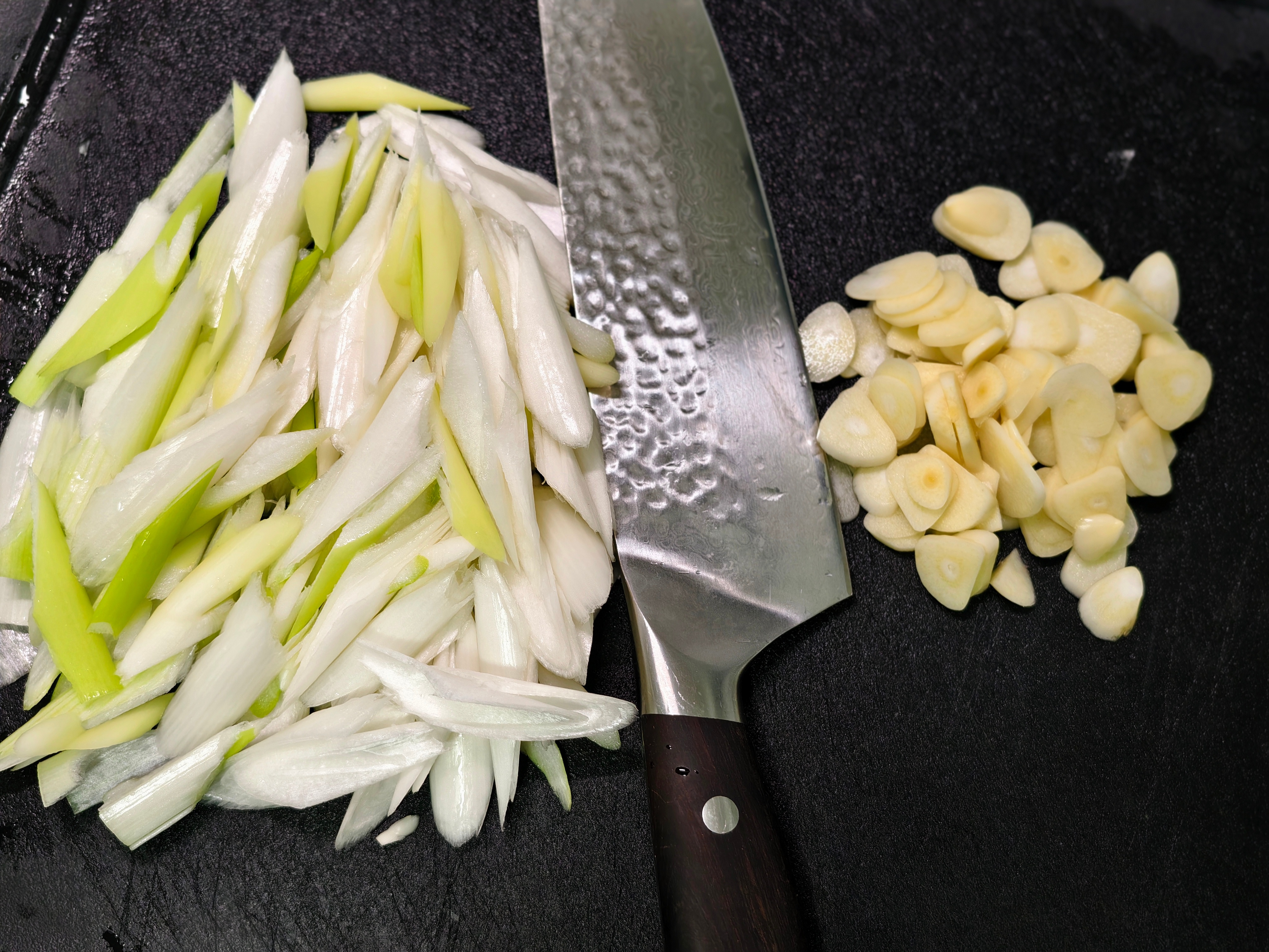 每日一餐分享葱爆羊肉当浇头吃刀削面 