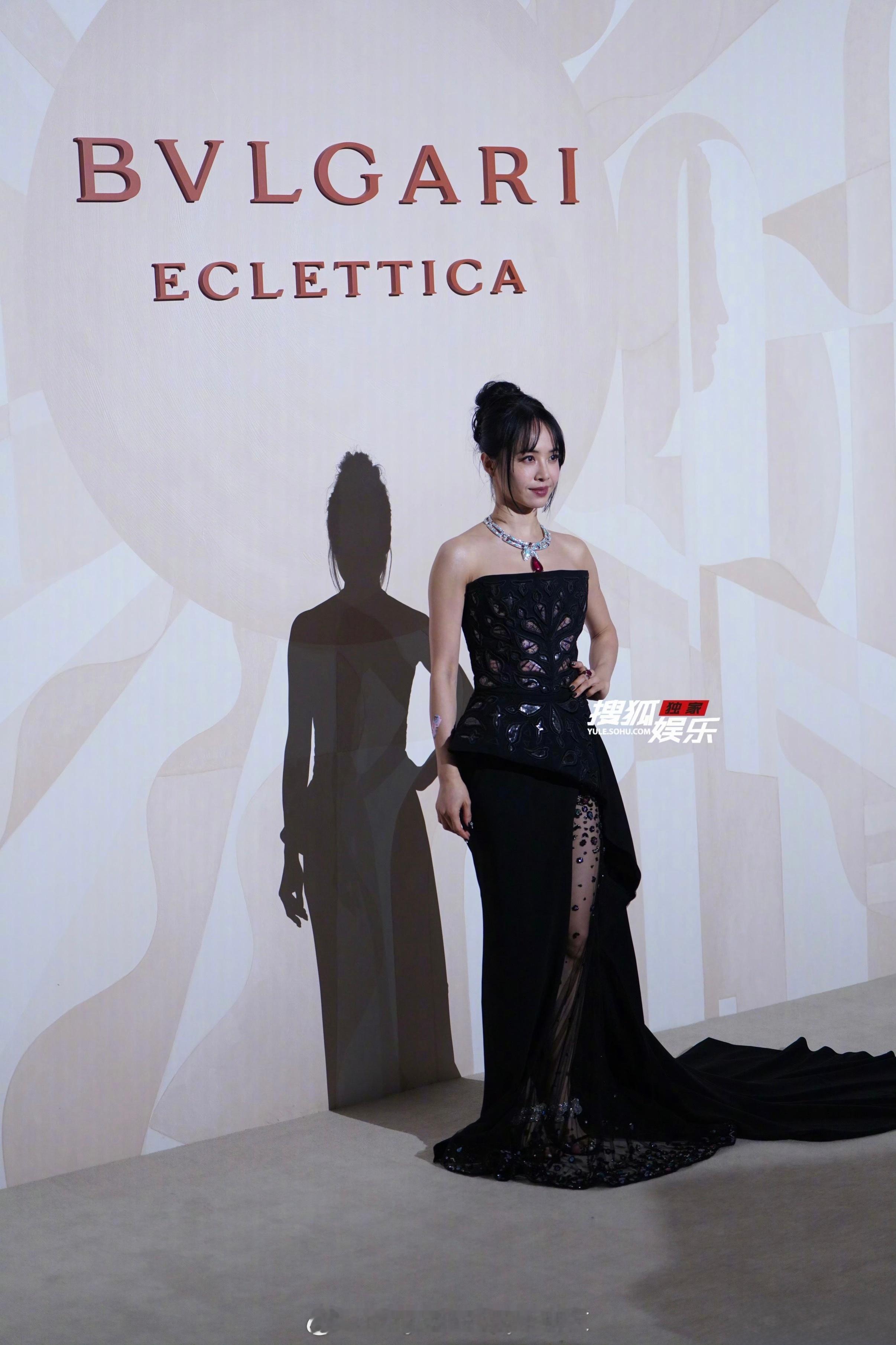 蔡依林宝格丽丸子头造型 蔡依林上海宝格丽高级珠宝晚宴造型大片，身穿Tony Wa