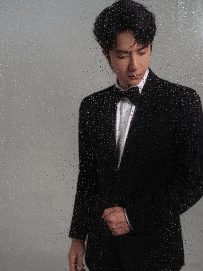 王一博在发光  家人们，今天看王一博的新短片，直接被他的全黑西装造型帅到“哇塞”