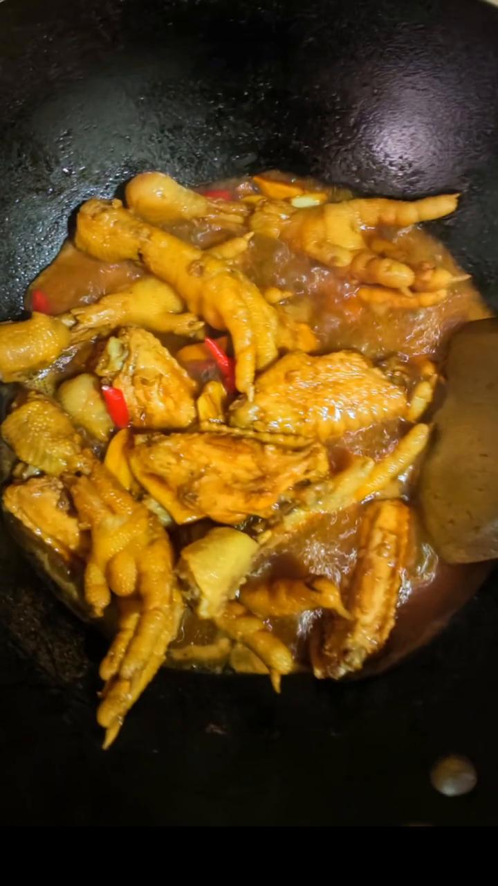 卤鸡脚鸡翅。
抖音上随学随用，色香味俱全，下酒好菜。
·第一步：姜切片，葱切段，