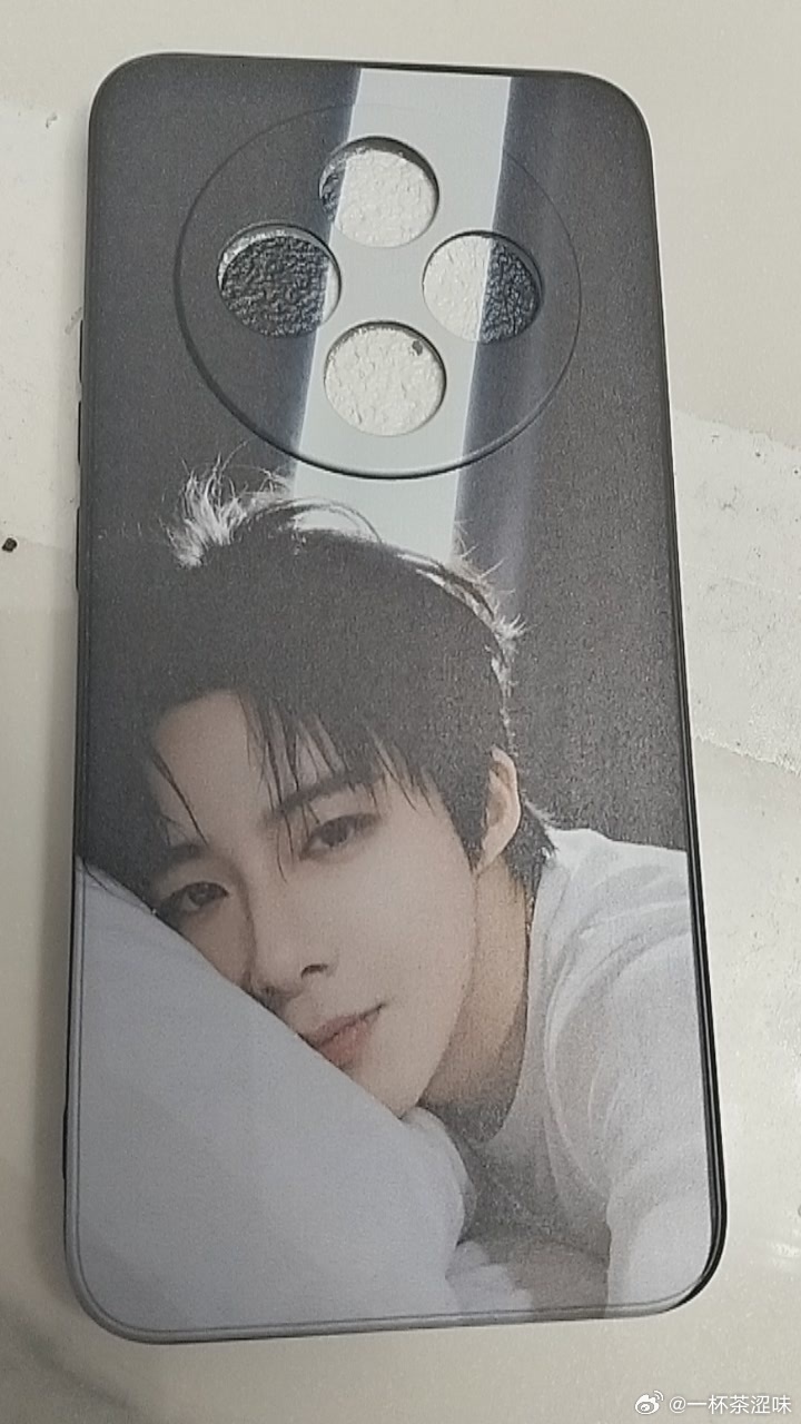 就这么安静的看着你，你也看着我，哈哈哈，新手机壳，喜欢