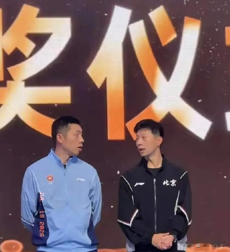原来马龙许昕退出国家队，
不是因为他俩实力不行，而是因为想把机会留给年轻后辈。