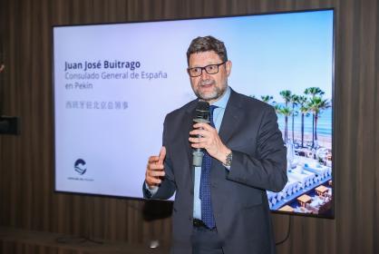 刚刷到西班牙太阳海岸在上海和北京做了两场推介晚宴，场地选得挺有意思，上海在老建筑