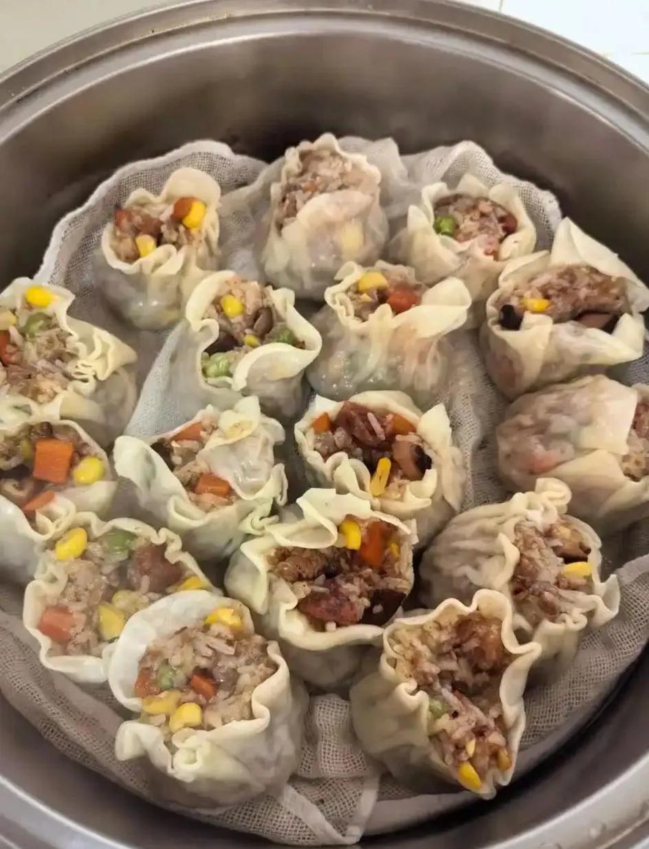 现在的烧麦这么做呀，我年轻的时候也跟人学做过烧麦，那时是用热水烫面，然后煮一点糯