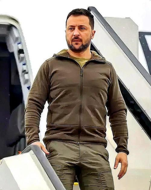 泽连斯基充满艰难而又不屈的名言警句乌克兰乌克兰 1、我需要的是弹药，不是顺风车。