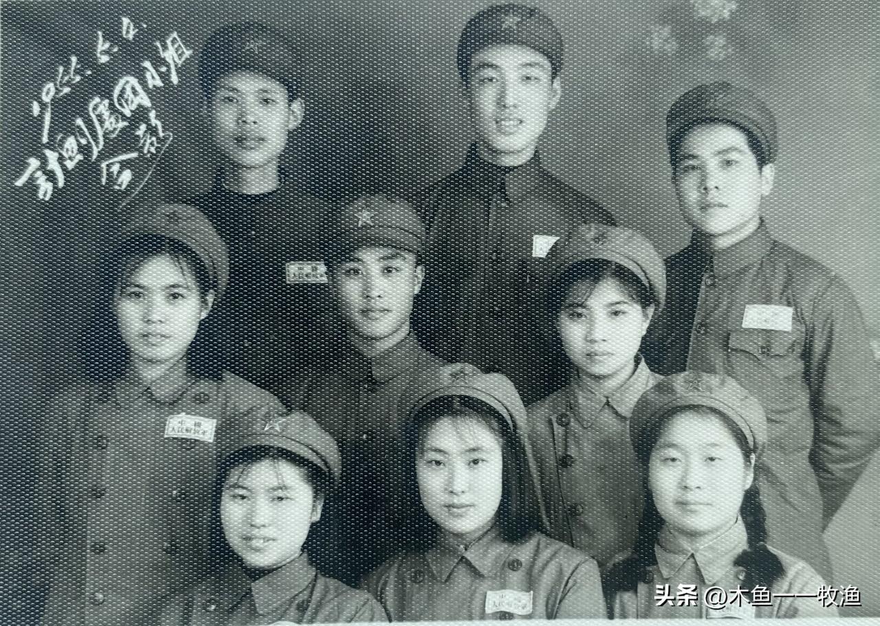五十年代部队上的俊男靓女。这是一张1955年5月军队大授衔之前，几名20多岁的男