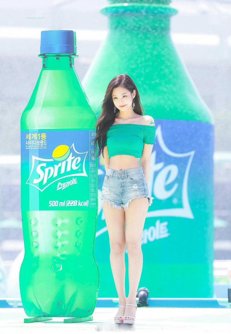 Jennie大长腿美到让人挪不开眼 