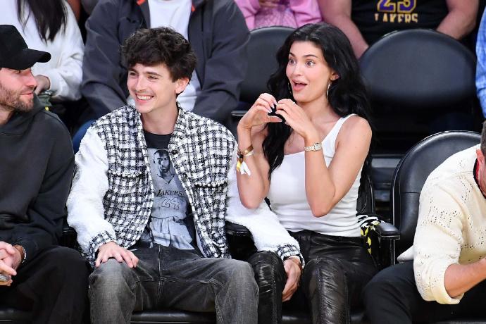 Kylie Jenner 和男友甜茶看NBA