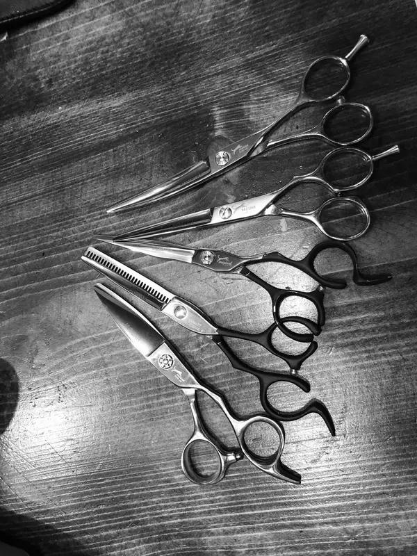 理发店称创始人剪发单次6688元 广东湛江一品版理发店推出的广告引发热议，12月