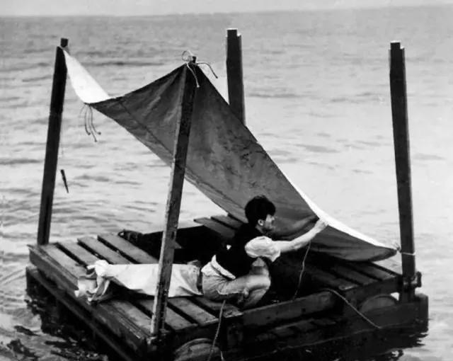 1942年，海南小伙在大西洋上漂浮了133天，为了活下来他喝鸟血，吃鲨鱼肉。途中