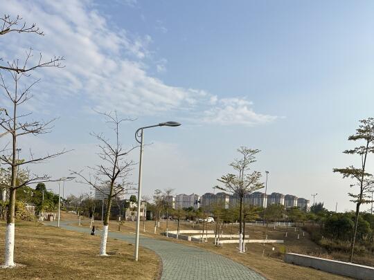 最近办公室发生了一件让人唏嘘的事。有个女同事，特别热衷于夸赞小李。从早...