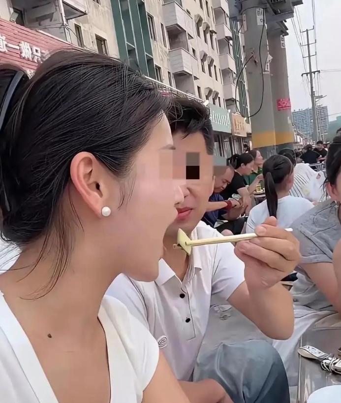 贵州女子公开放狠话：想娶我必须接纳我的五年男闺蜜！她甚至放话，宁愿孤独终老，也绝
