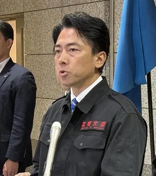 日本防相小泉进次郎带着自民党高层集体拜鬼，这是一次极其危险的底线下探！防长去拜东