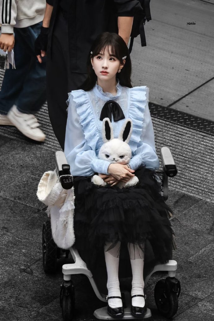 陈都灵白幼薇真人BJD陈都灵好像一只洋娃娃看似乖巧软糯的洋娃娃皮囊之下，是能破解