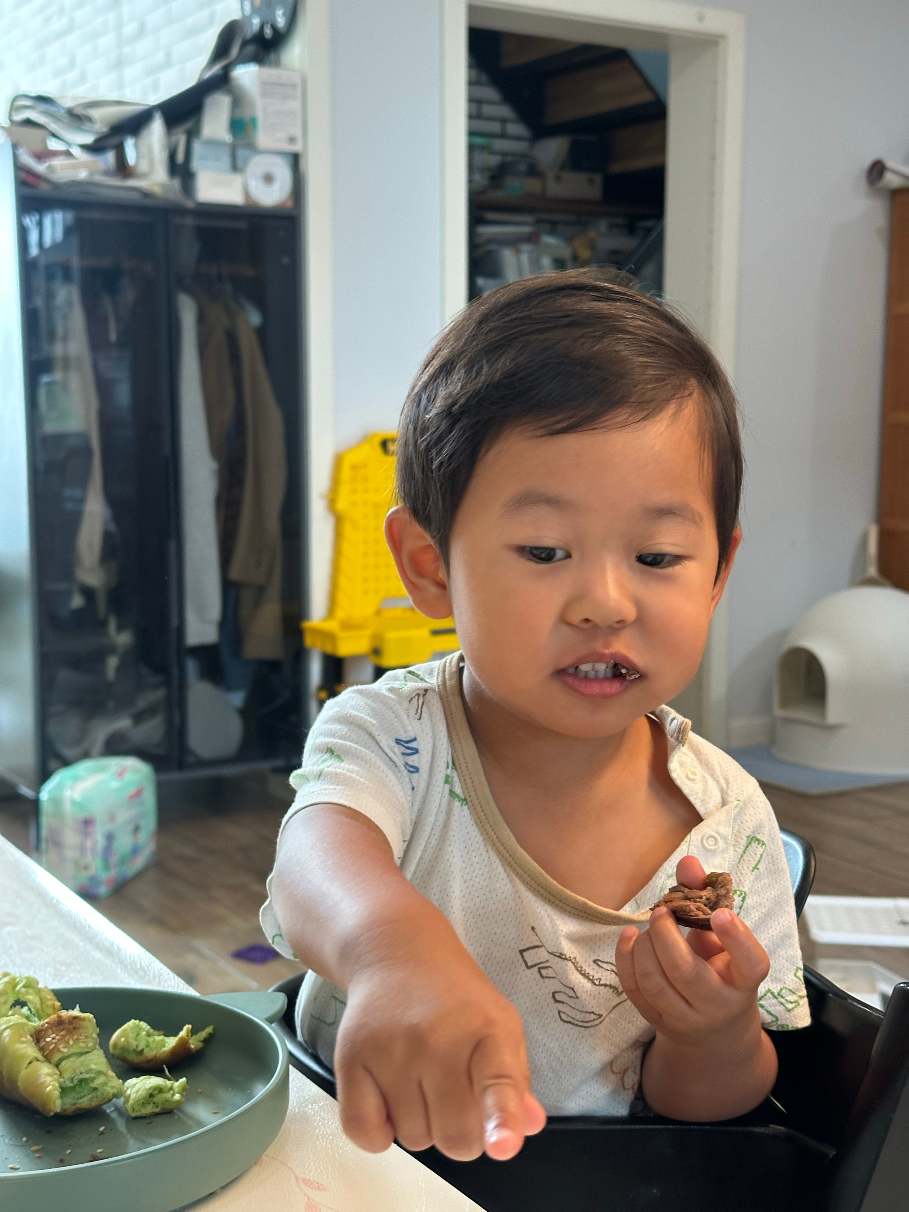 明明一人一个面包自己也独享一个，也一定要尝尝爸爸妈妈的，生怕吃点什么独食