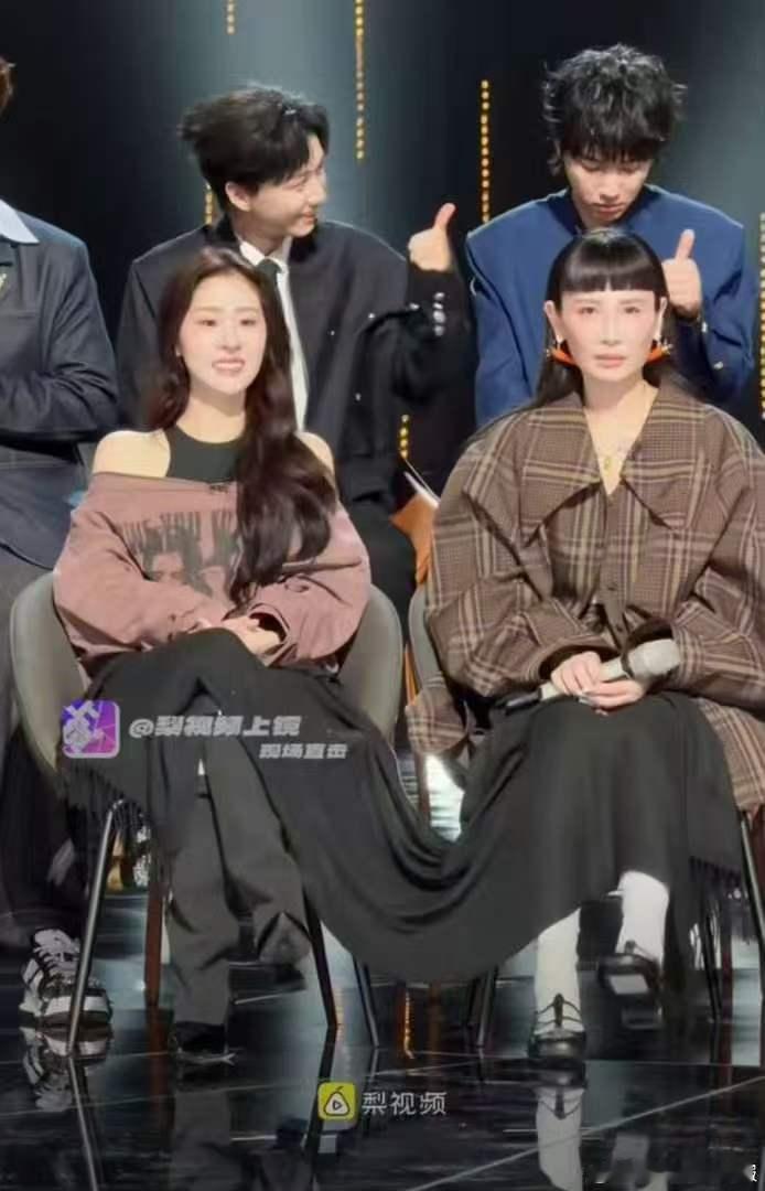 魏如萱胡萝卜耳钉歌手发布会唱功舞台气场无可挑剔，小小胡萝卜配饰，解锁不一样软萌一