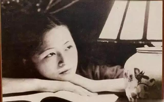 1955年春，北京。林徽因卧于病榻，肺结核晚期已侵蚀她的生命。她是中国第一位女建