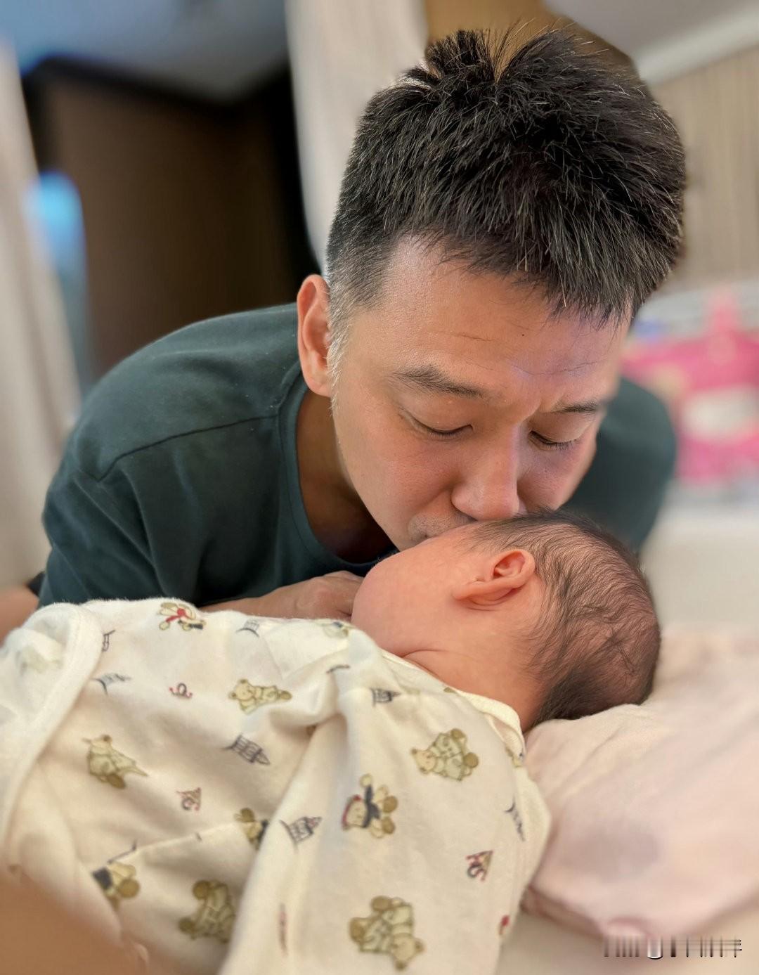 近日洪小铃晒出一家三口温馨合照，她的老公是曾与她合作偶像剧《恋爱女王》的演员张天