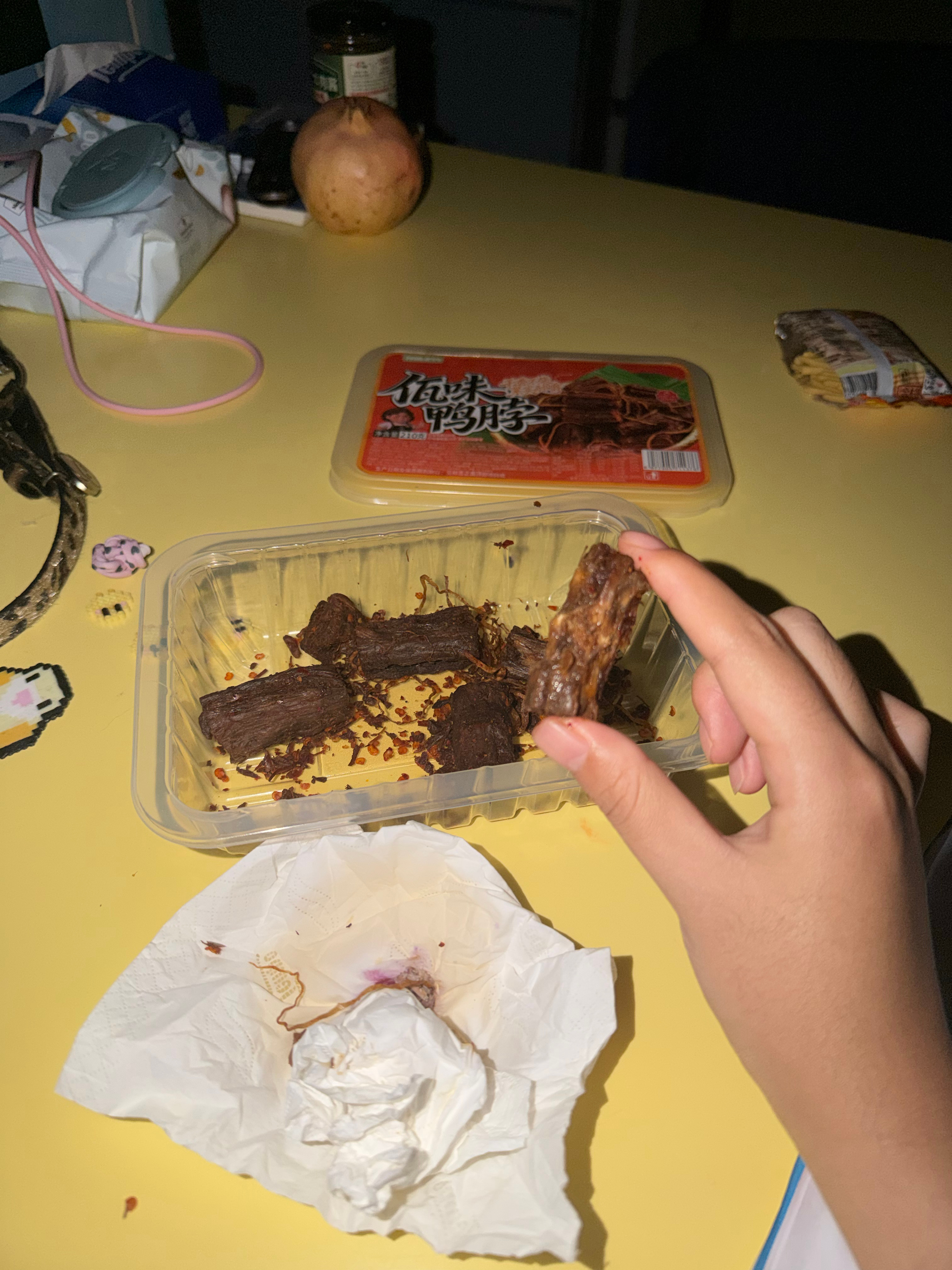 我真受不了了。 你们和我一样爱吃鸭脖的必须买这个鸭脖吃。我凌晨一点还是起来啃了 