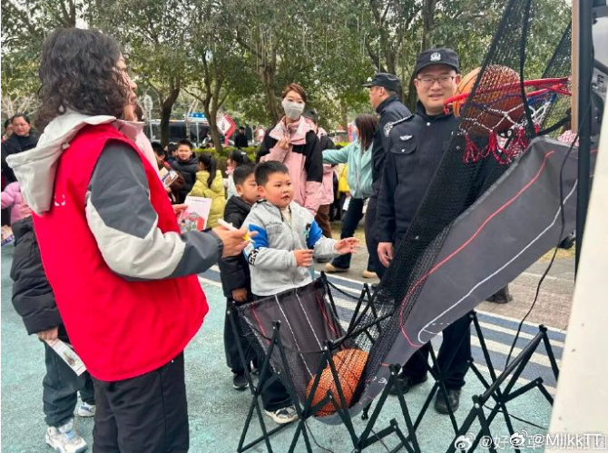 台州萌娃走进警营把安全种子种进童心台州三门萌娃走进警营，民警贴心讲解警用装备，用