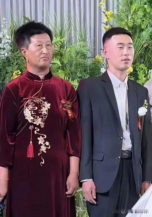 这是河北的一场婚礼照片，只因婆婆是短发女生男相，让很多人误会这是不是婆婆，还是老