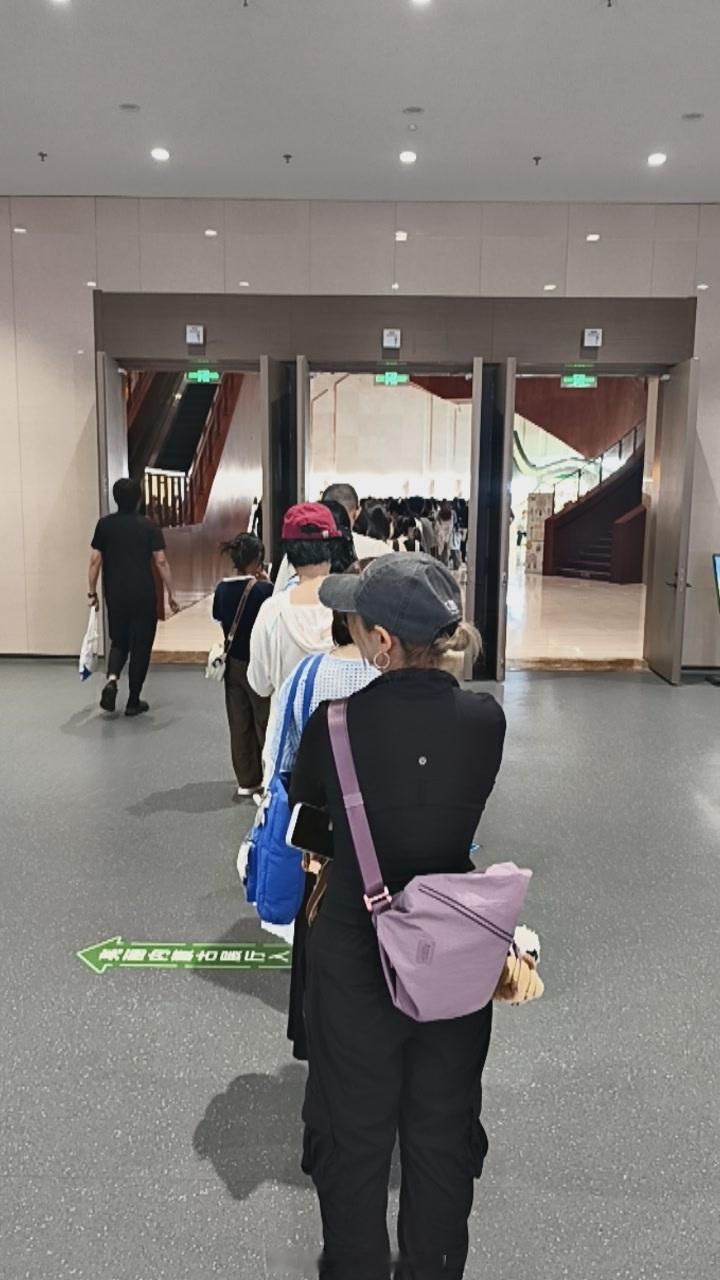 周深周深呼和浩特演唱会 一大早，博物院这打卡队伍就老长了烫，真烫！ 