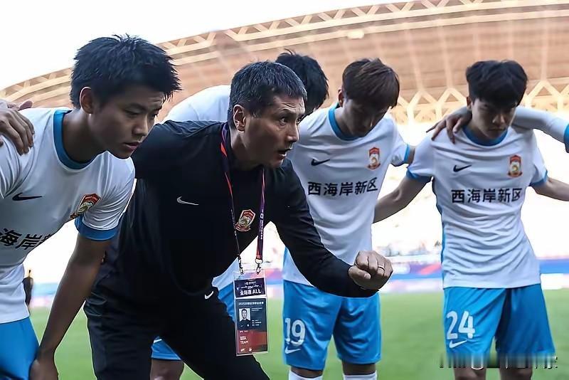 振奋人心！国足主帅将很可能最终从邵佳一、于根伟和李国旭之间产生。足协终于幡然醒悟