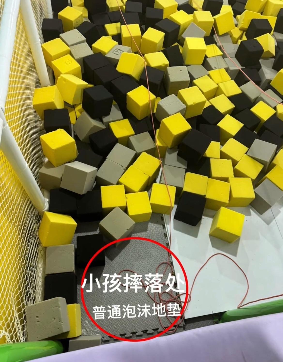 【玉林一孩子到某乐园游玩掉下来摔骨折】

网友爆料称：日前，带娃去玉林市城区某商