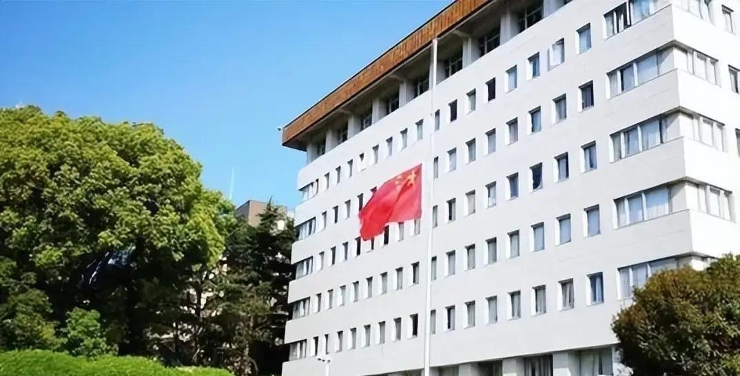 日军官闯中国使馆后，天皇玄孙迅速澄清，高市失声，特朗普没说错
、
一名现役自卫队