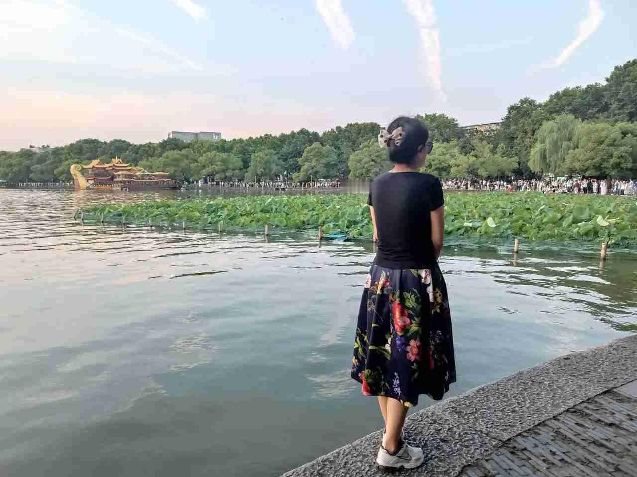 我的今日状态：😁轻松愉快
我这里的天气：☀️晴天

虽然现在的我被限制推荐没有