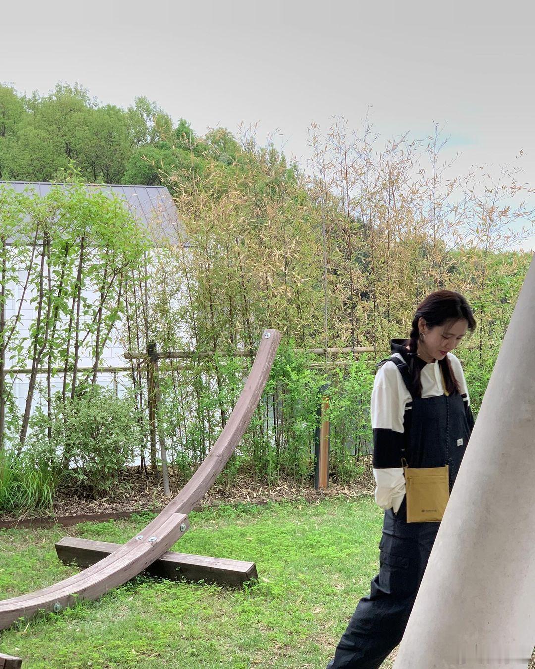 #孙艺珍双麻花辫造型# 孙艺珍又更新靓照啦，双麻花辫少女感十足，还发问该如何找到