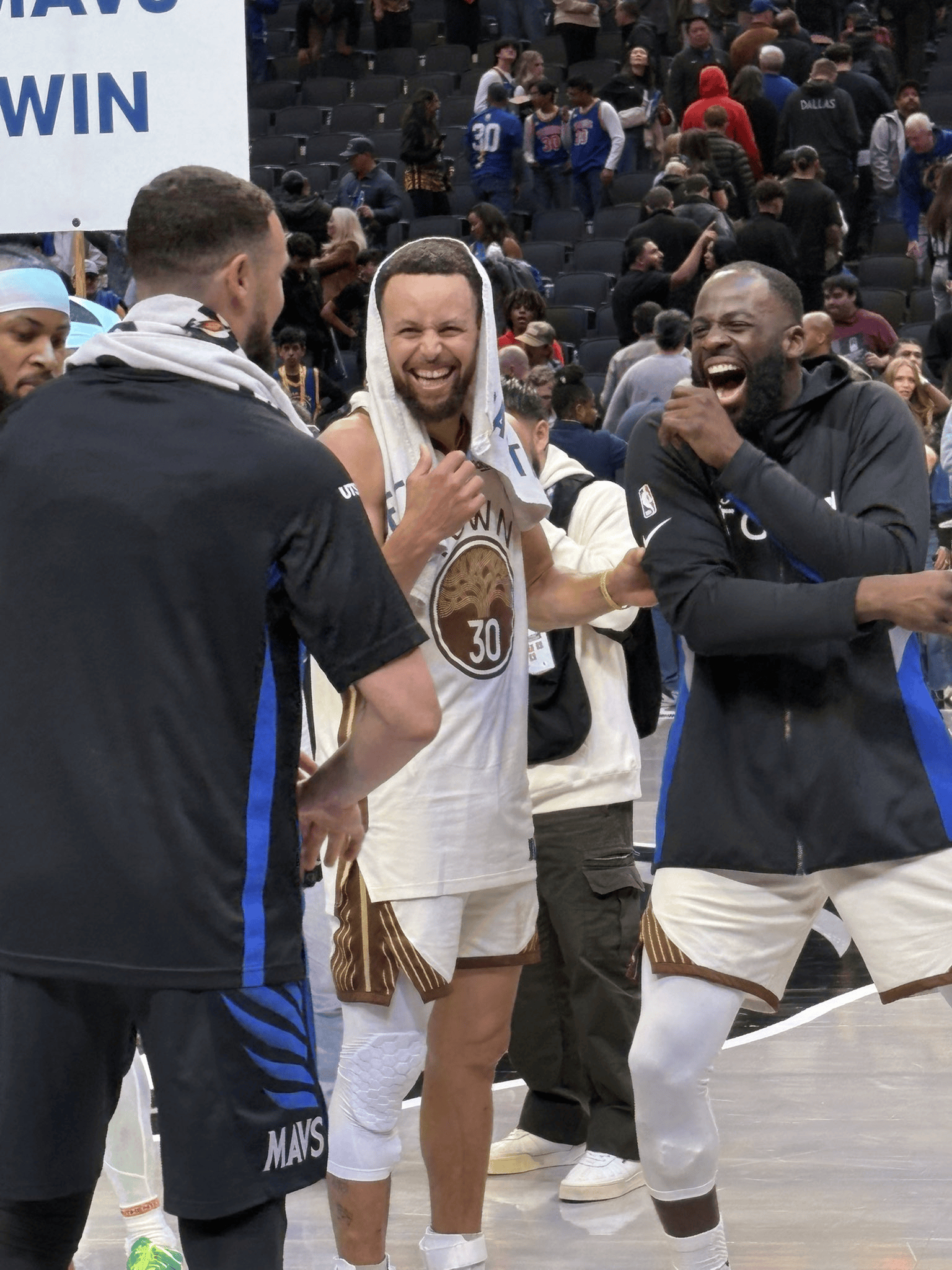 比赛归比赛，赛后库汤追三人还是开心的叙旧，难得的相聚。库里