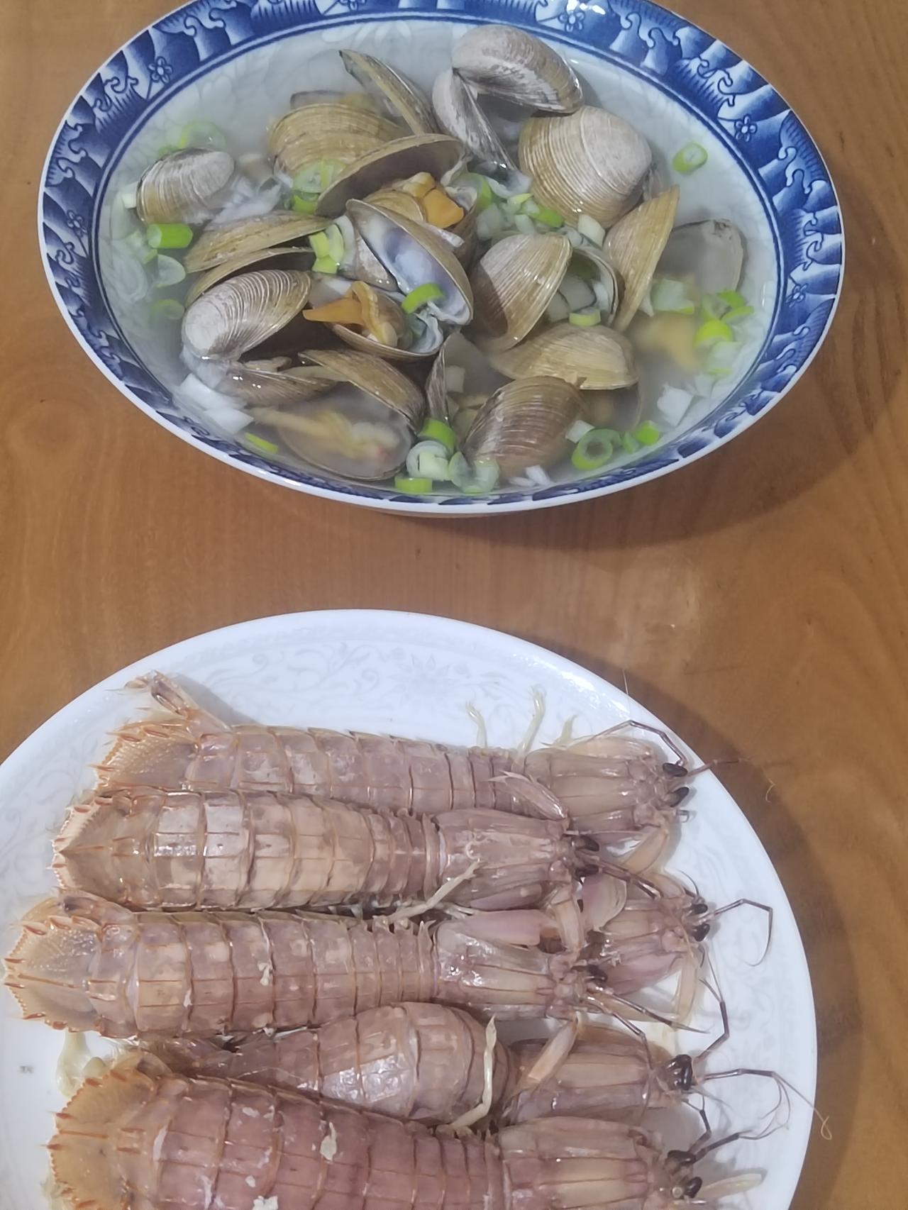 昨天去了趟海鲜店，买的沙蛤、爬虾。
每年的4到5月份，是吃爬虾的季节，错过就要等