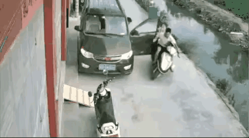 天啦，女朋友都掉河里了，男生只顾着和小车司机吵架，都没想起要去救女朋友。

看视