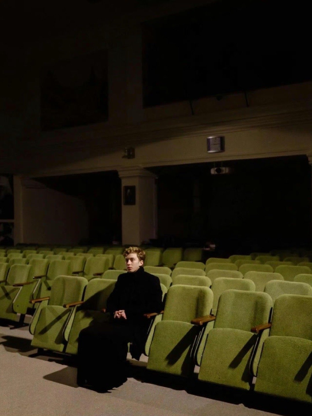 每个人应该自己救自己，就是忠实自己的感觉，认真做每一件事，不要烦，不要放弃，不要