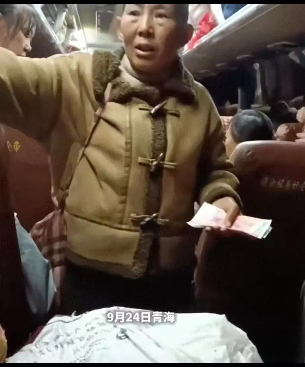 这个老板娘火了！在青海，一群农民工登上客车准备返乡，这时老板娘突然现身，拦下了大