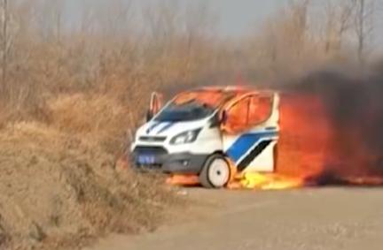 男子上坟烧纸时，不慎引燃自家车辆后淡定合影：为救小狗冲入火场，车价值约15万元，