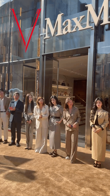 蒋欣比戚薇高了那么多吗？穿平底鞋的她和穿了十公分高跟鞋的戚薇差不多高啊！蒋欣这可