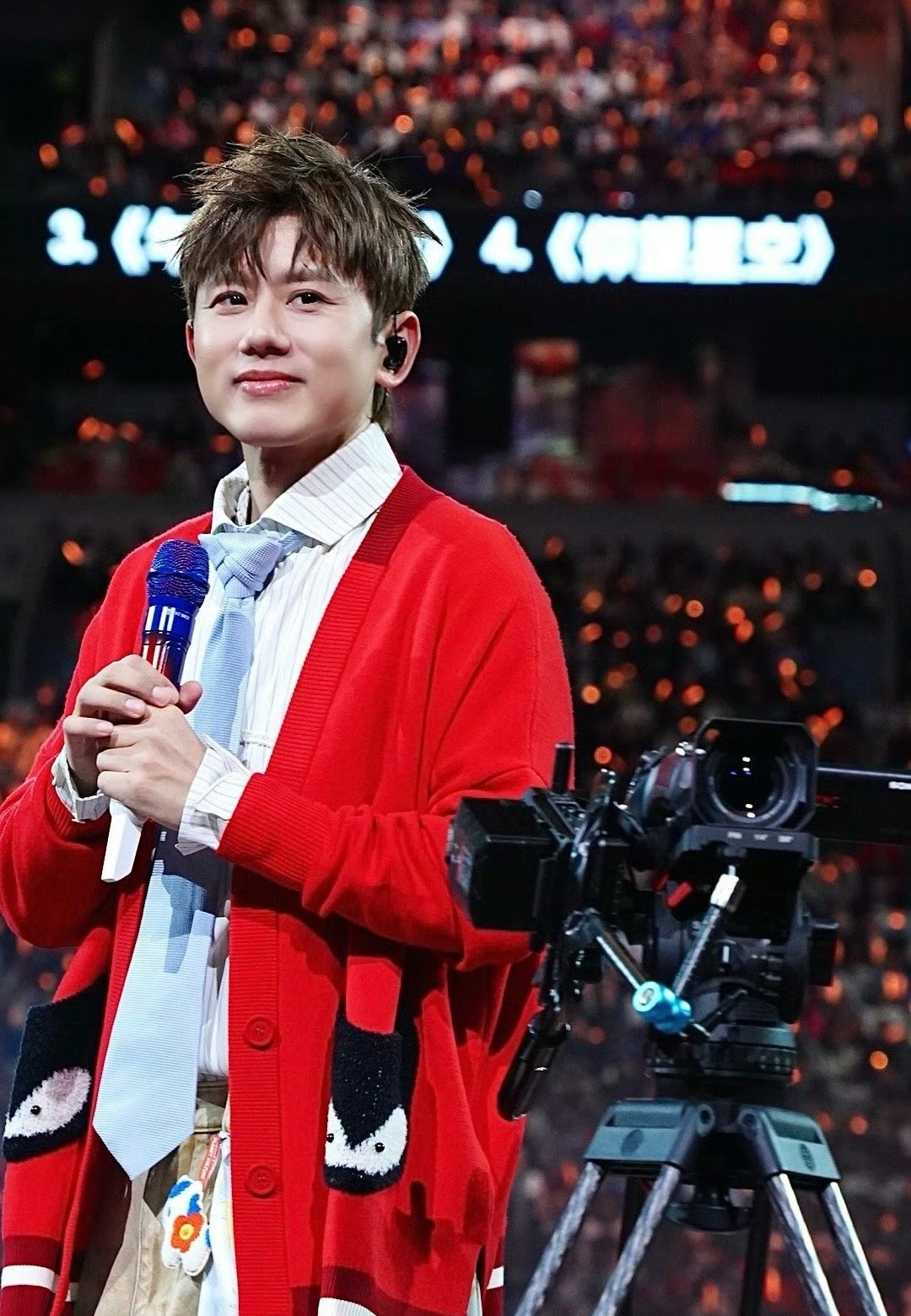 张杰新年上工备战鸟巢张杰大年初八上工备战鸟巢，这个鸟巢站求求能抢到一张🎫，家人