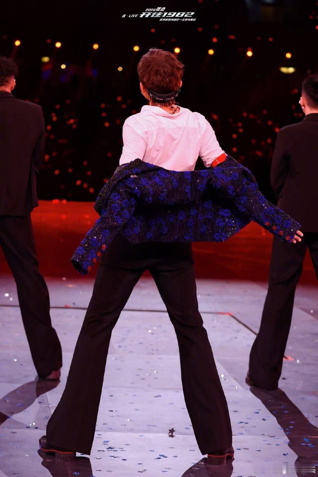 张杰初代选秀唱跳刺客脚底弹簧般的跳跃，全程高能唱跳，这实力后辈真的要学一辈子 
