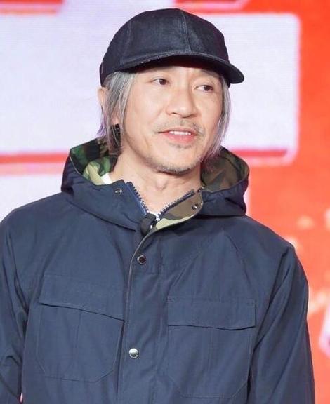 周星驰  “成人世界的童话师”。小时候看是笑，长大看是泪，中年看是人生。他让我们